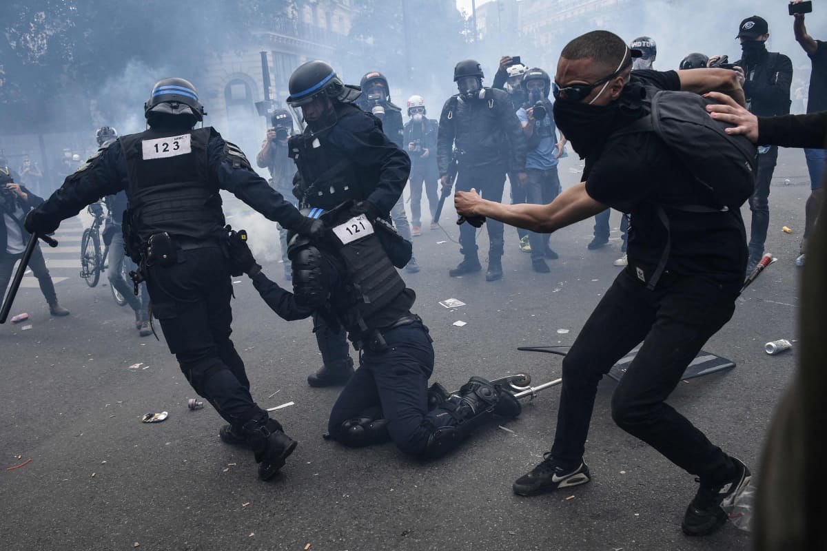 Poliisi käytti kyynelkaasua mielenosoittajia vastaan Pariisissa | Yle  Uutiset