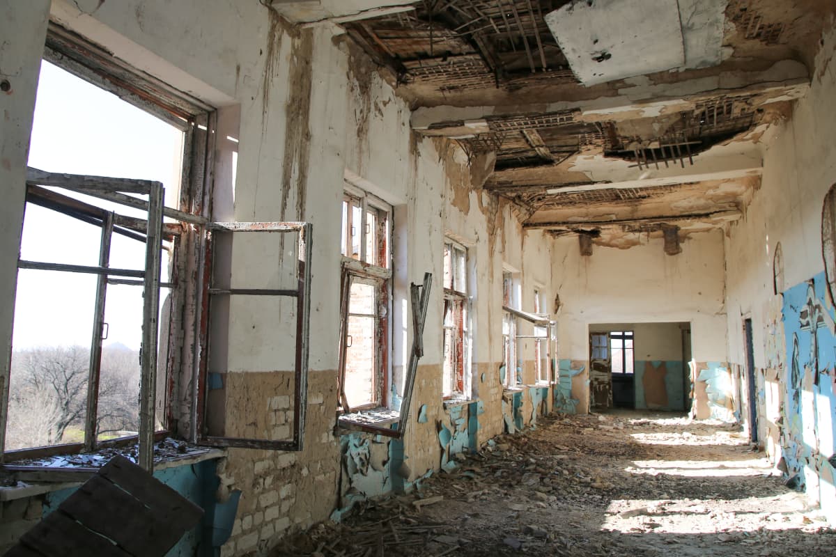 Pommituksessa vaurioittunut koulu sisältäpäin.