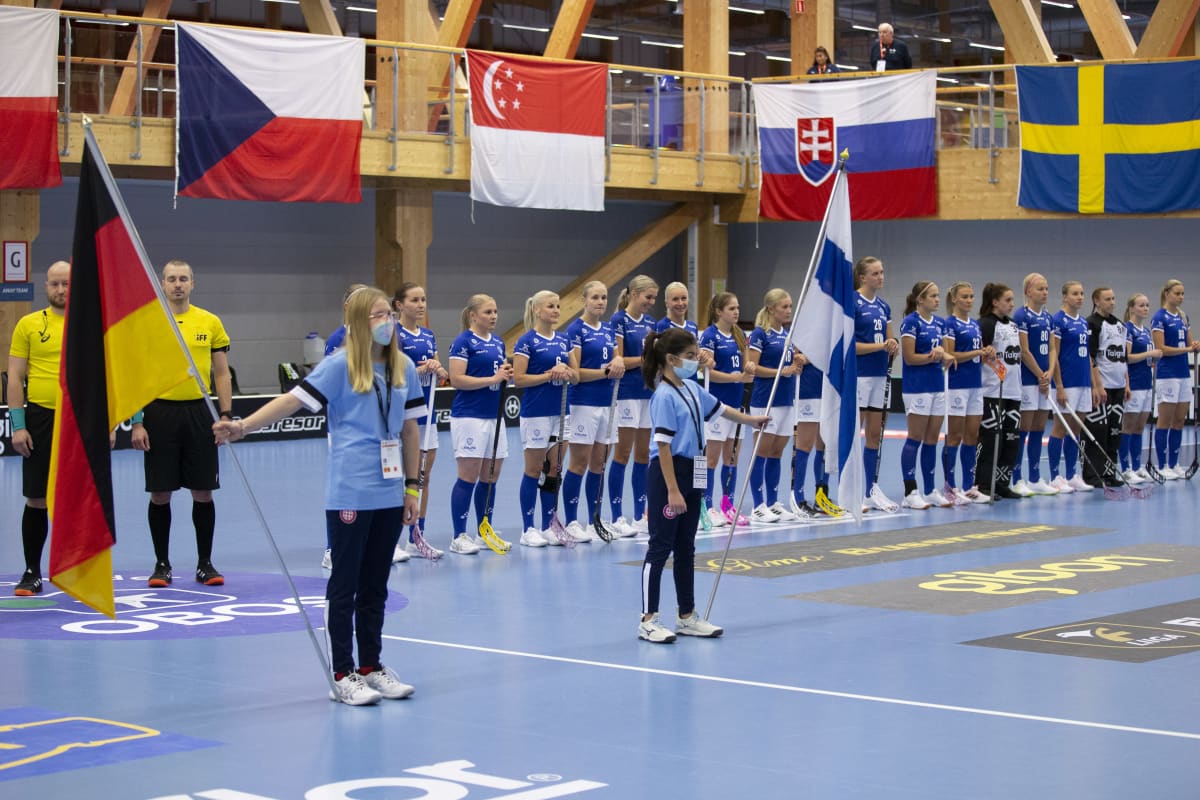Suomen naisten salibandymaajoukkue rivissä ennen Saksa-ottelua. 