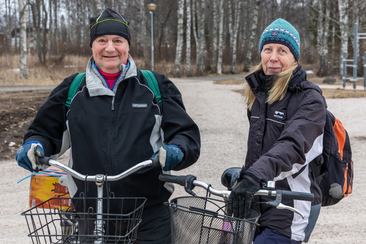 Kemiläinen Veli Tikkala ja Haaparantalainen Marja-Riitta Kuusela olivat pyöräilemässä Kemin Mansikkanokalla.