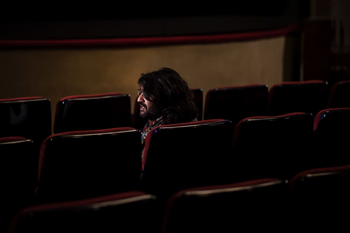 Rahul Jain istuu elokuvateatterin katsomossa.