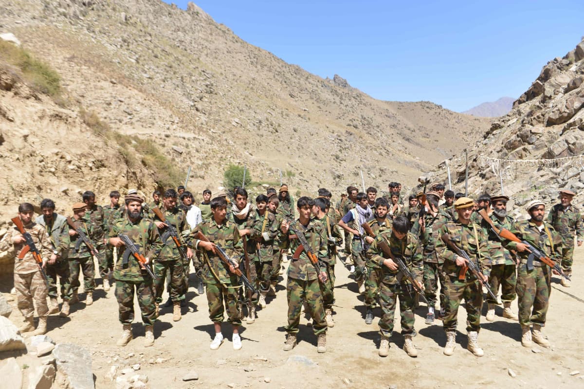 Anti-Taliban vastarintataistelijoita laaksossa.