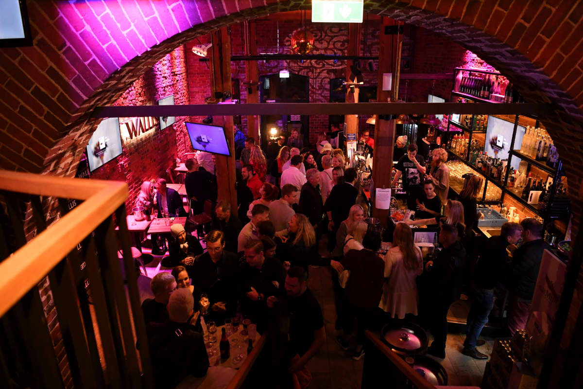 Wallis' Karaoke Bar -ravintolassa tarkastettiin asiakkaiden koronapassit tartuntatautilain muutoksen tultua voimaan perjantain ja lauantain välisenä yönä Helsingissä 16. lokakuuta 2021.