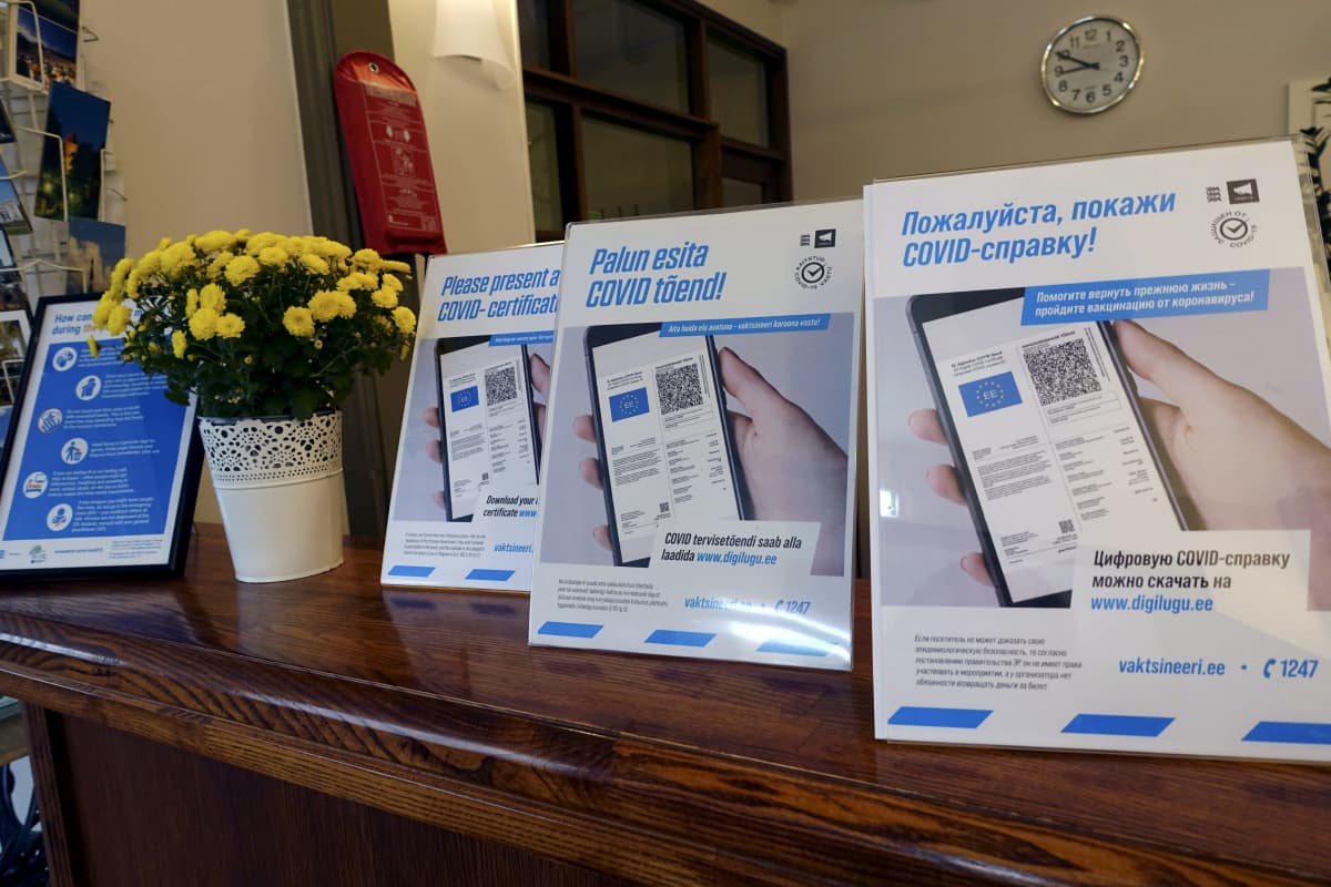 Pyyntö osoittaa negatiivinen koronatodistus hotellin vastaanotossa Tallinnassa 5. lokakuuta 2021.