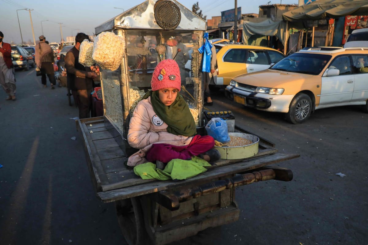 Lapsi myymässä popcornia Kabulissa Kabulissa 30. 11. 2021. 