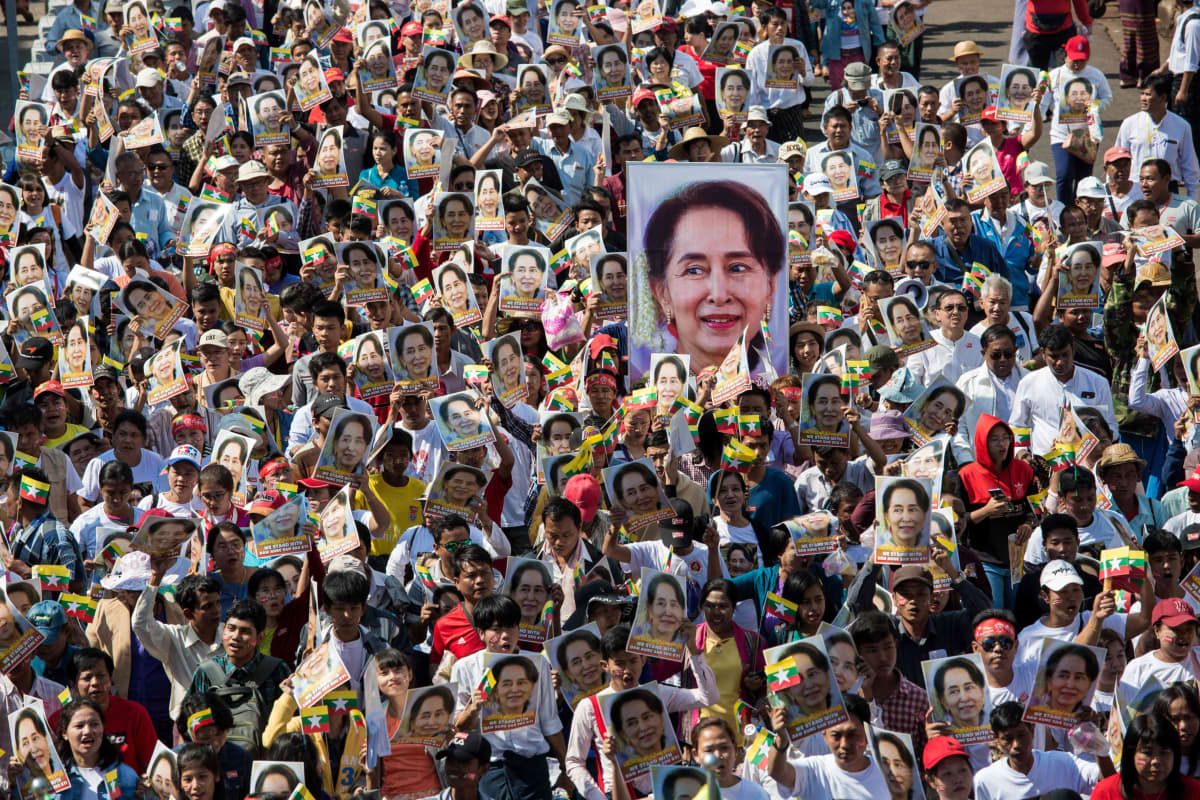 Mielenosoitus Aung San Suu Kyin vangitsemista vastaan.