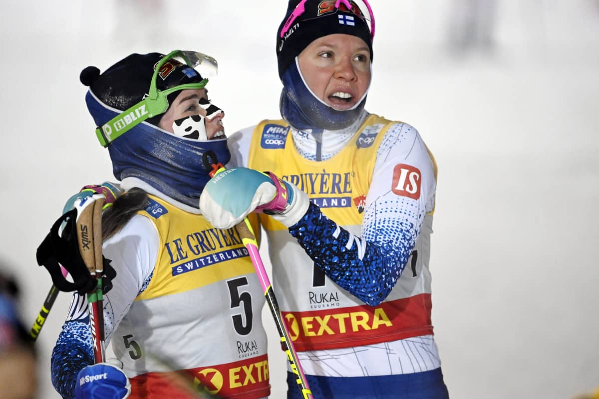 Krista Pärmäkoski ja Kerttu Niskanen maaliintulon jälkeen Rukan maailmancupissa marraskuussa 2021.