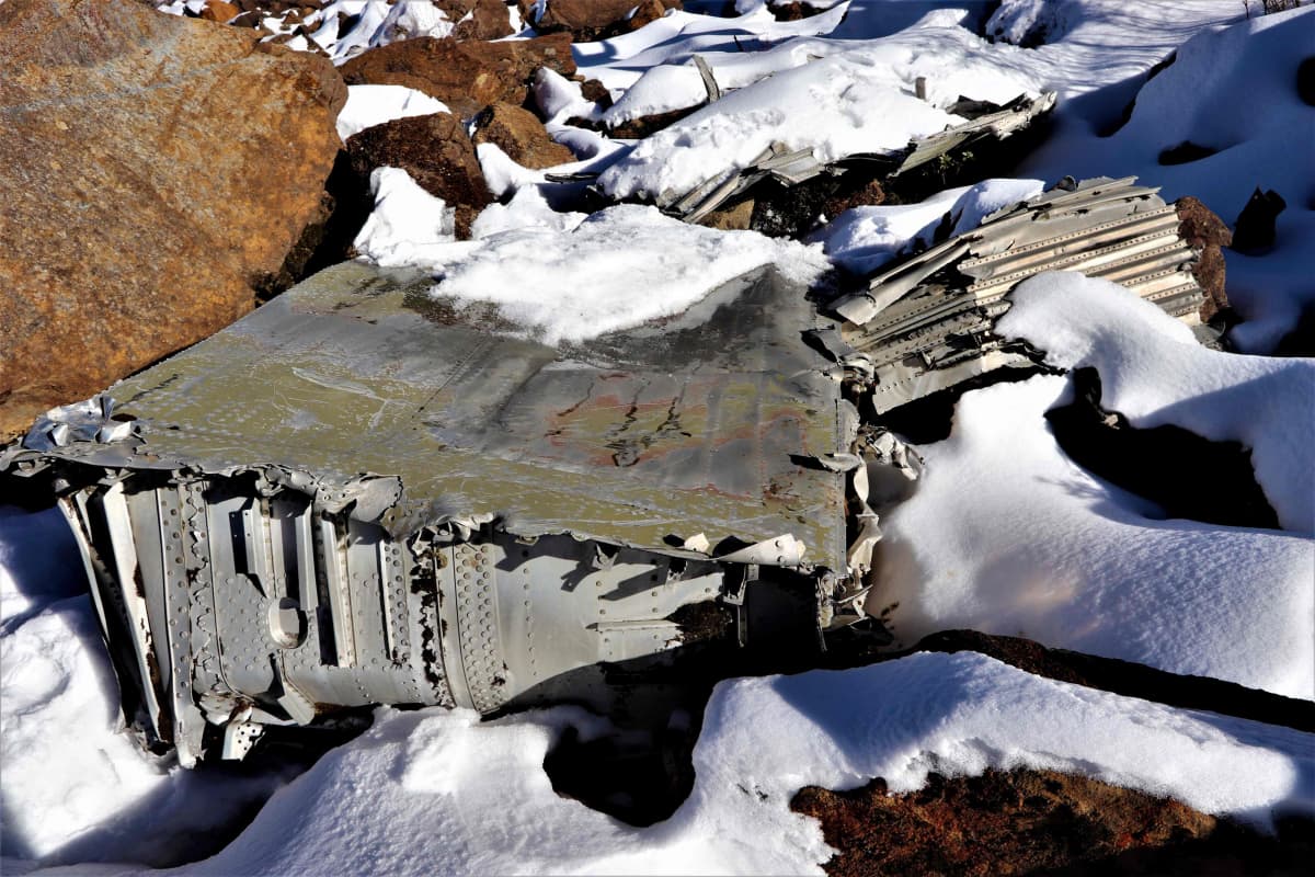 Toisen maailmansodan aikana kadonneen lentokoneen hylky lumen peitossa.