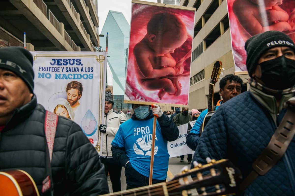 Mielenosoittajat (miehiä) vastustavat aborttia kylttejä kantaen.