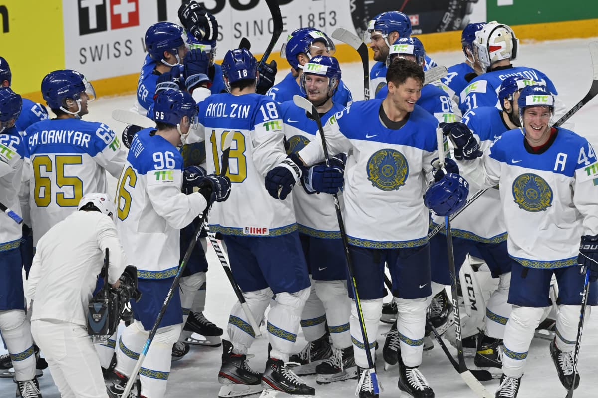 Kazakstanin pelaajat juhlimassa voittoa Suomesta jääkiekon MM-kisoissa.