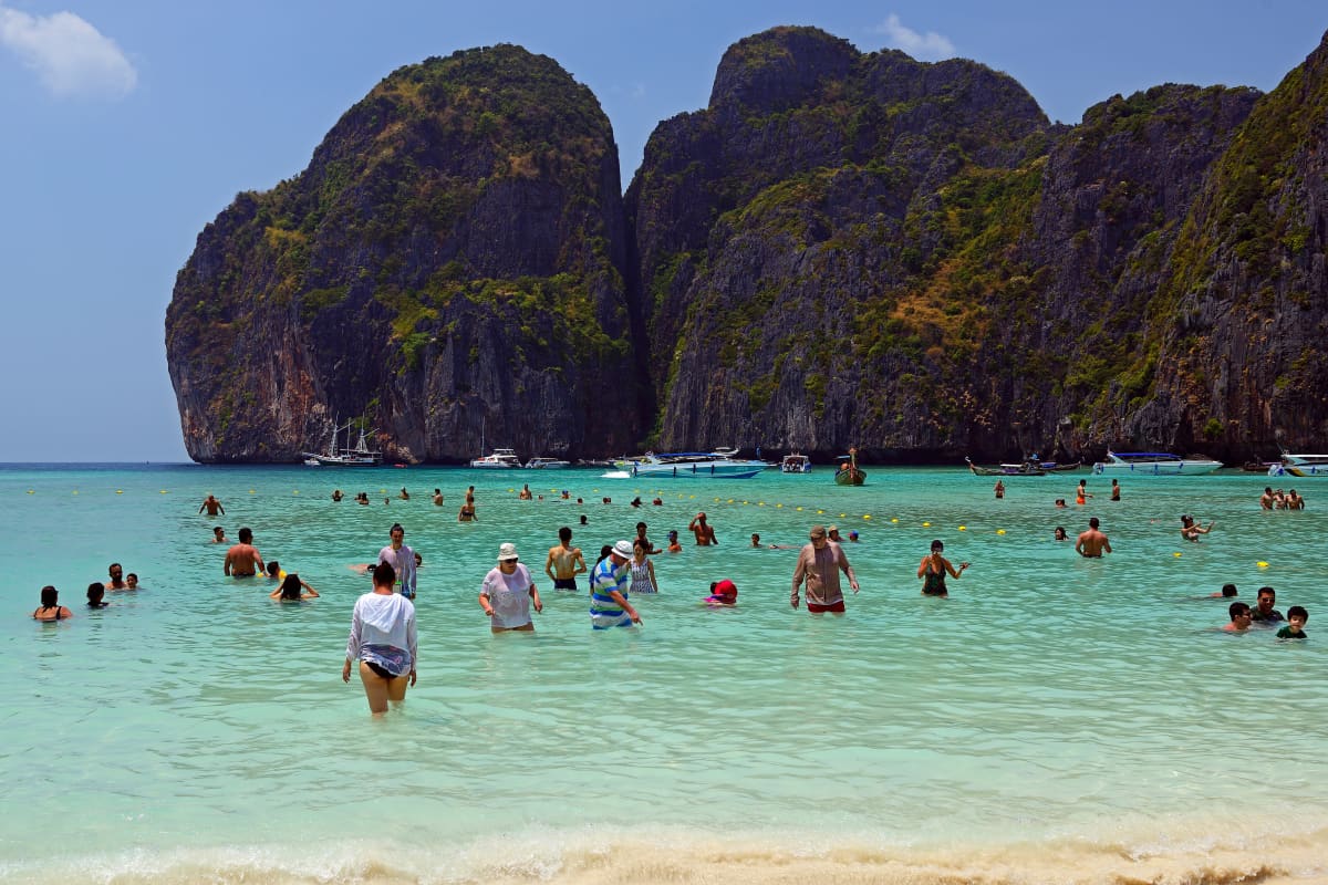 Turisteja uimassa Ko Phi Phin saarella Thaimaassa.