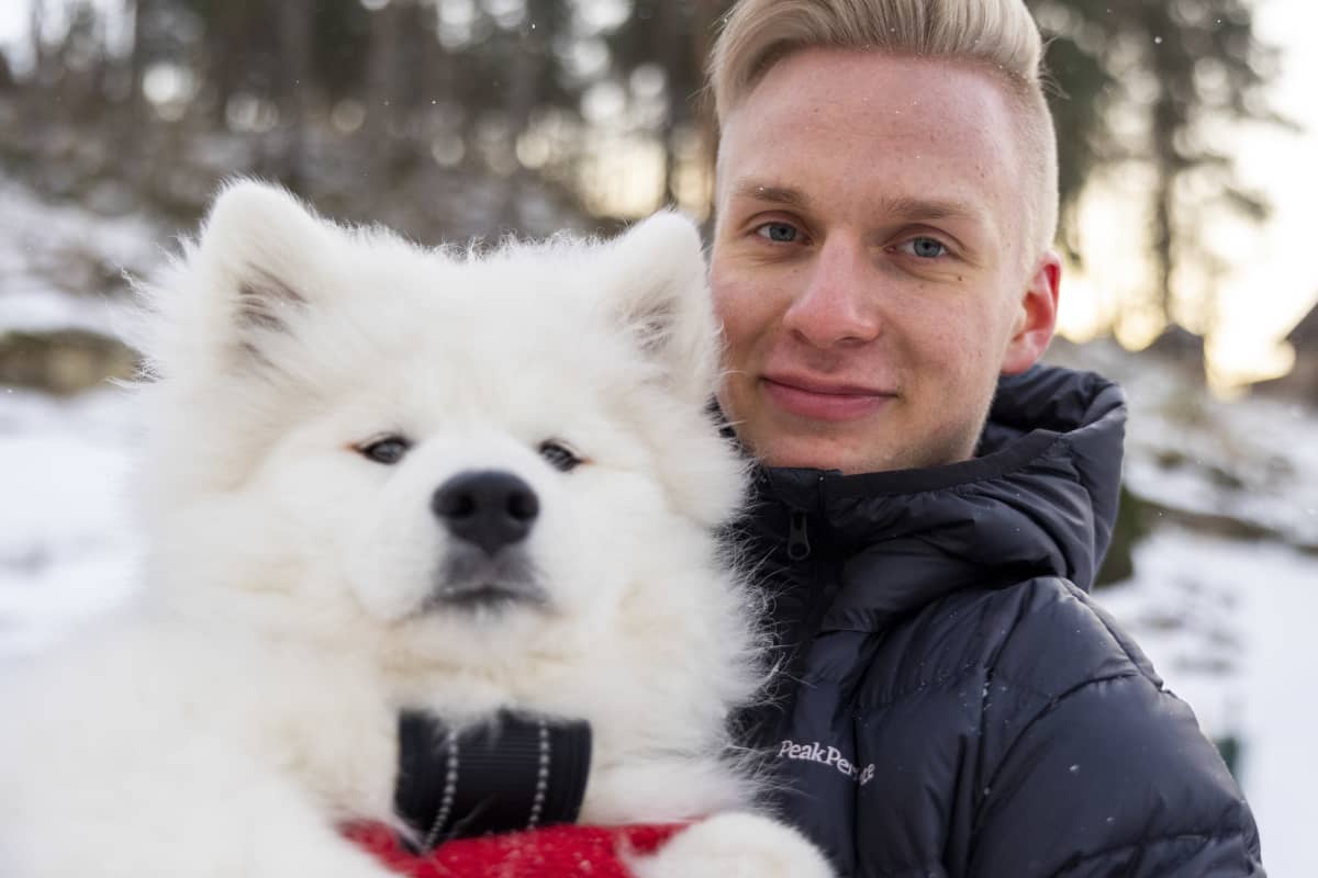 1-tyypin diabeetikko Anton Strömmer koiransa Rasmuksen kanssa Kuusankoskella 20.12.2021
