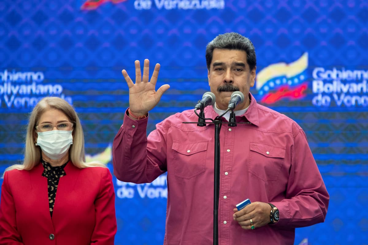 Nicolas Maduro käsi ylhäällä