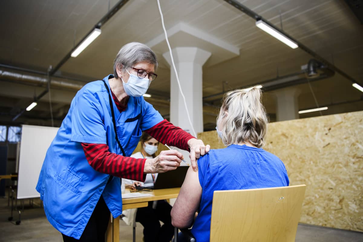 Sote-henkilöstölle annettiin koronavirusrokotteita Helsingissä 4. tammikuuta 2021.