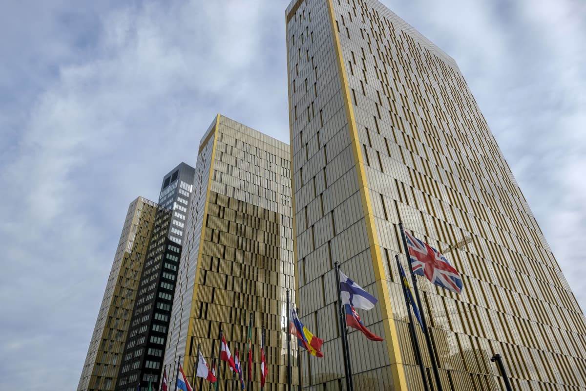 Flaggor utanför EU-domstolen i Luxemburg.