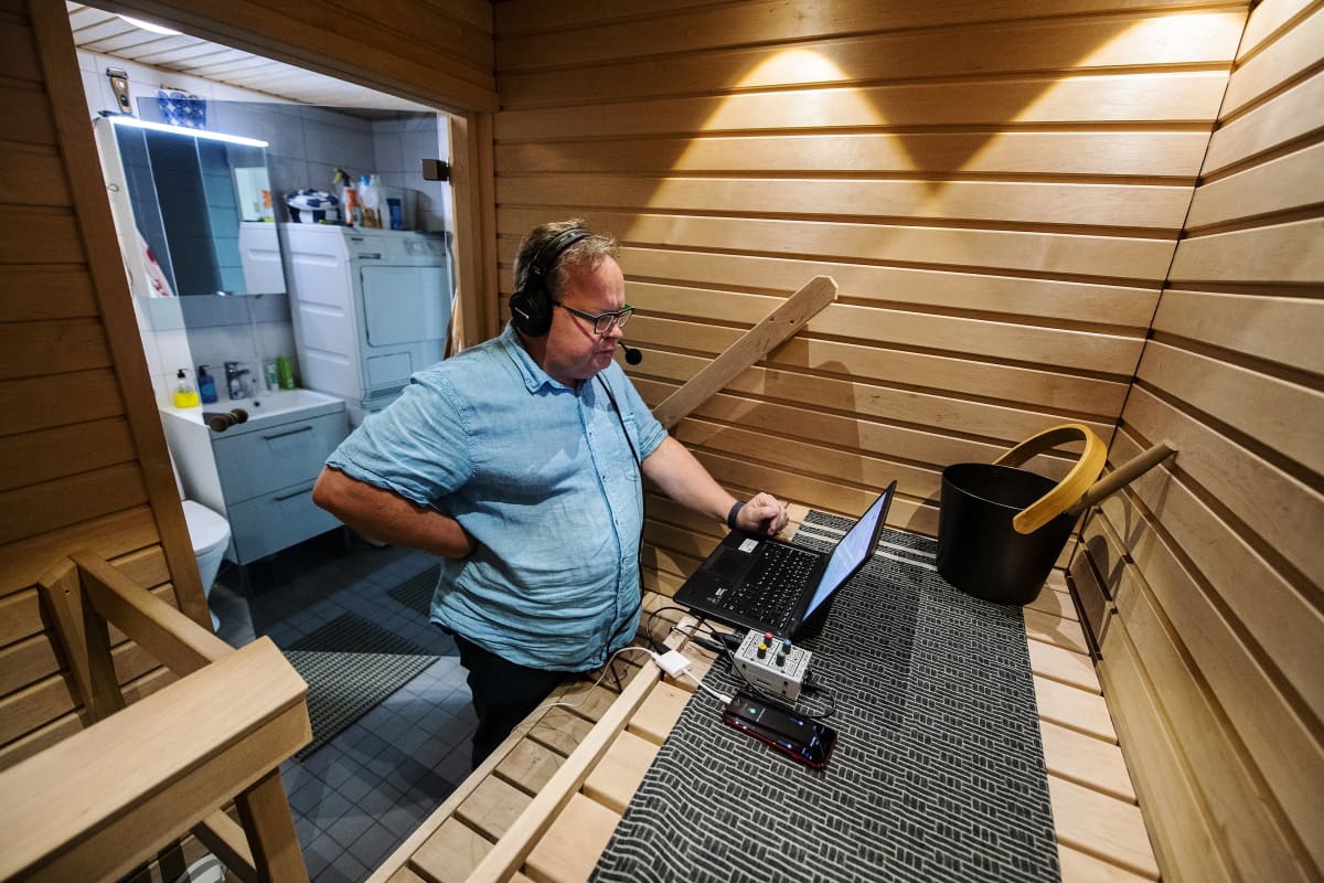 Petteri Löppönen valmistautuu lukemaan radiouutiset etänä kotinsa saunasta Vantaalta.