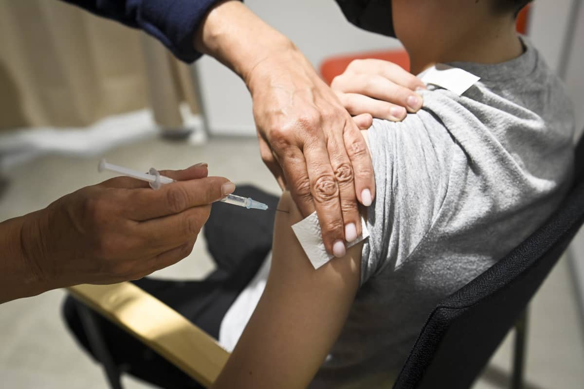Vaccin injiceras i en persons överarm. 