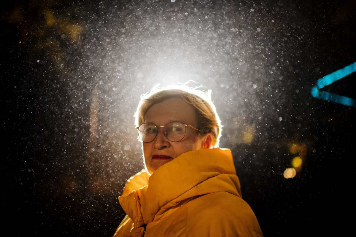 Ulla-Maj Wideroos poseeraa kameralle sateessa.