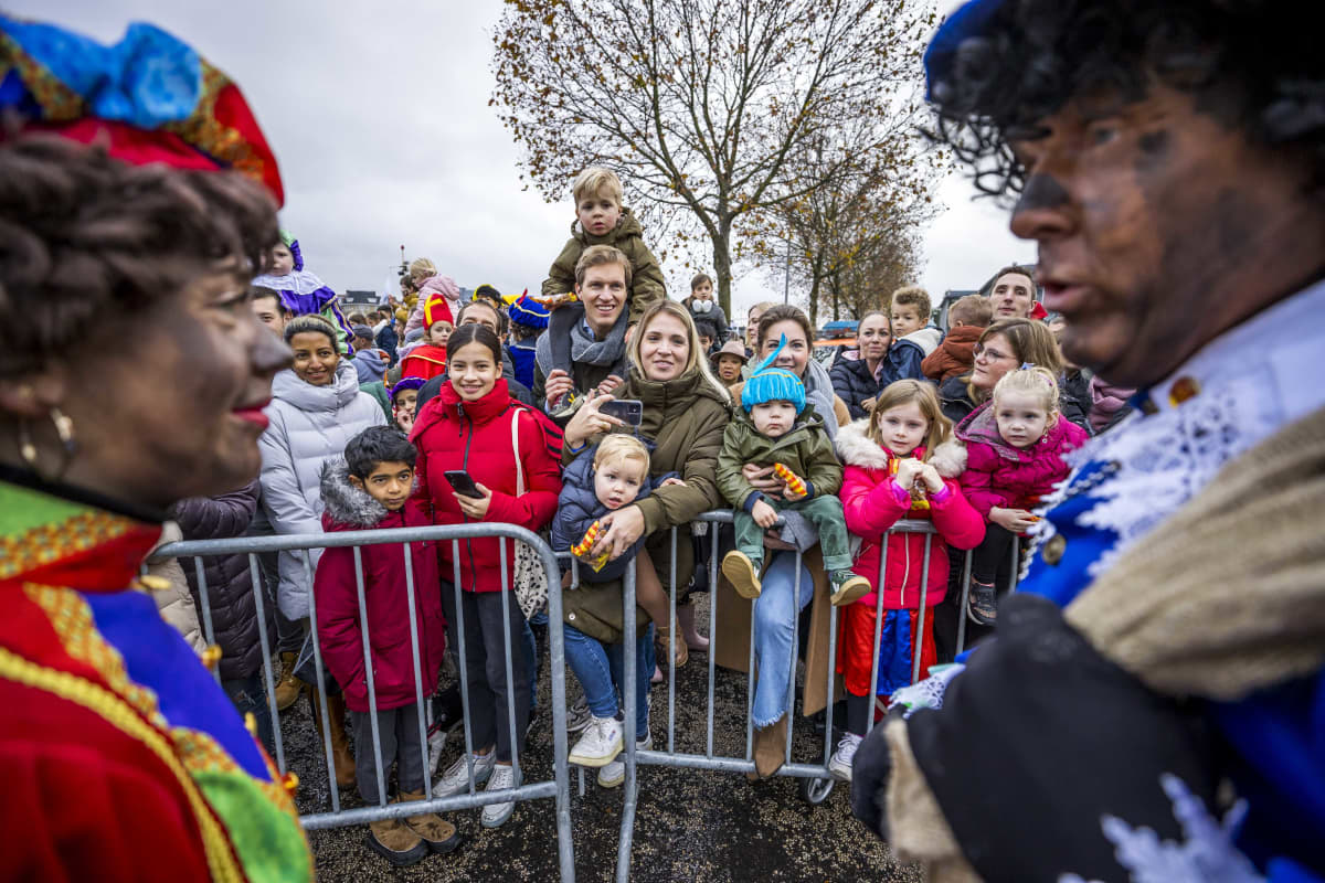 Zwarte Piet -hahmot esiintyivät lapsiperheille Maastrichtissa 13.11.2021 