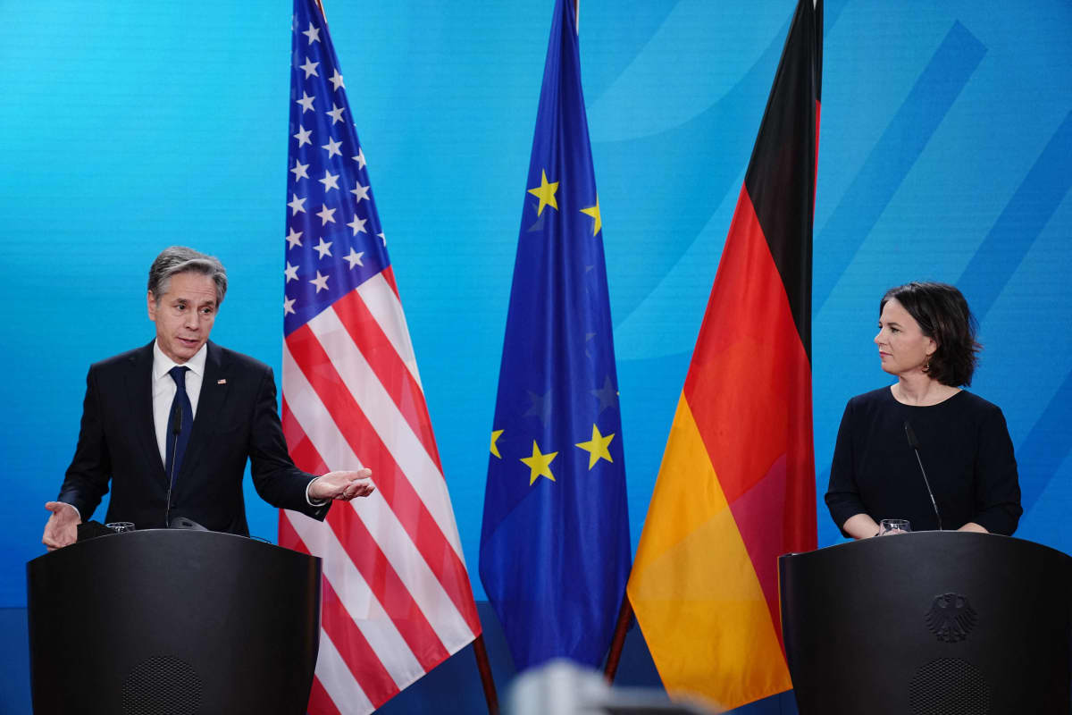 Yhdysvaltain ulkoministeri ja Saksan ulkoministeri tiedotustilaisuudessa, ministeiden välissä Yhdysvaltain, EU:n ja Saksan liput.