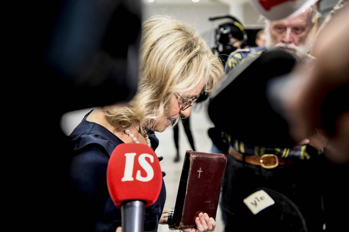 Päivi Räsänen käräjäoikeuden aulassa Raamattu kädessään.