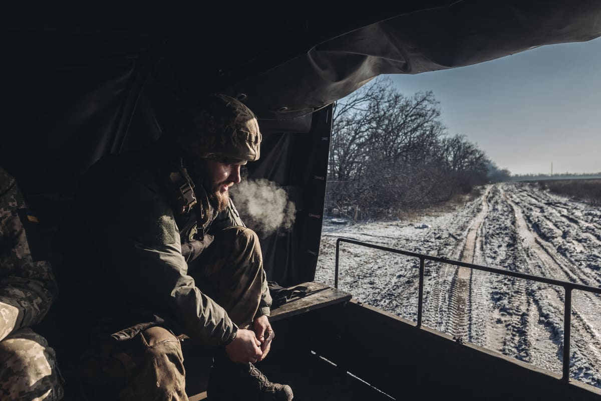 Ukrainalainen sotilas matkustaa kuorma-autossa.