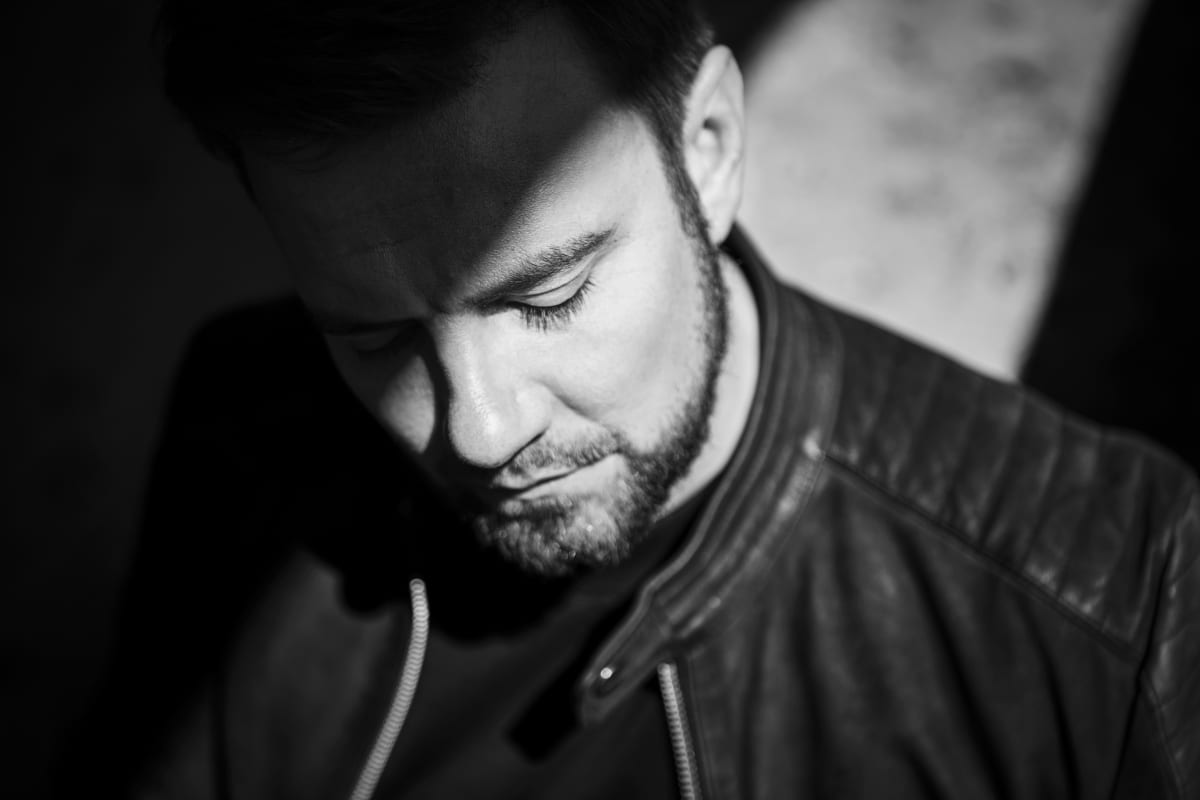Antti Ketonen Warner Musicin promo-kuvassa. 