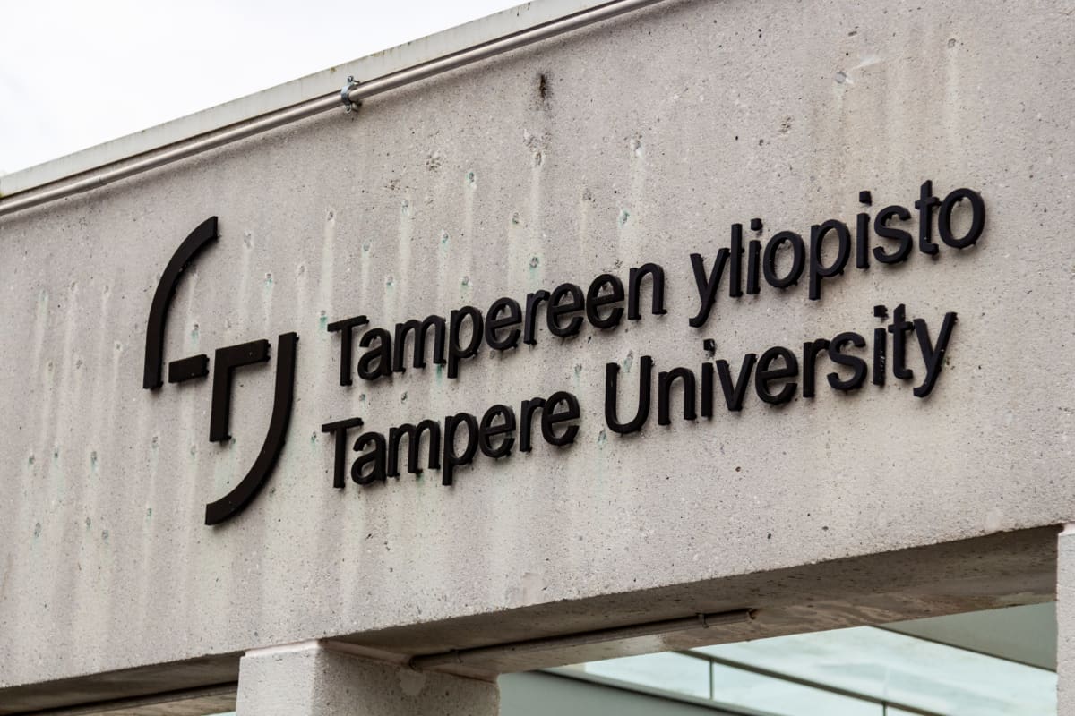 Tampereen yliopiston kyltti