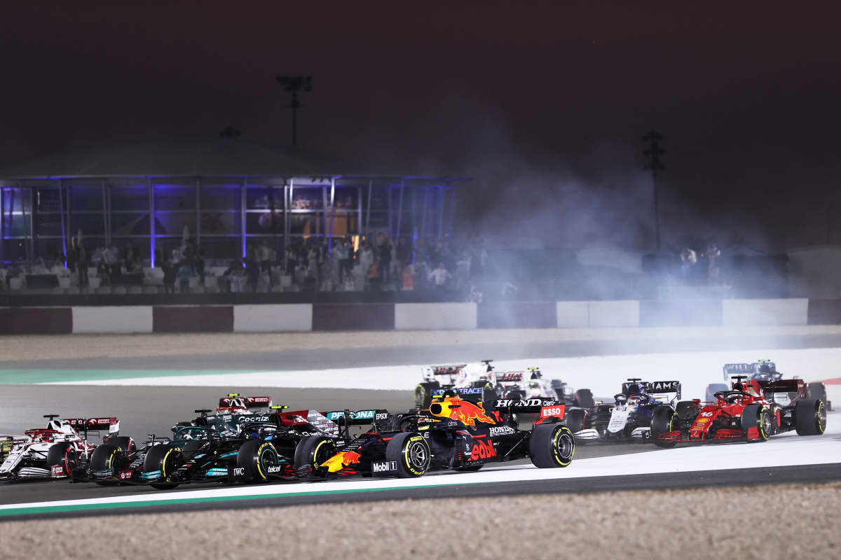 Viidennestä ruudusta startannut Mercedeksen Valtteri Bottas sai kisaan huonon lähdön ja putosi avauskierroksella muun muassa 11. ruudusta startanneen Red Bullin Sergio Perezin taakse.