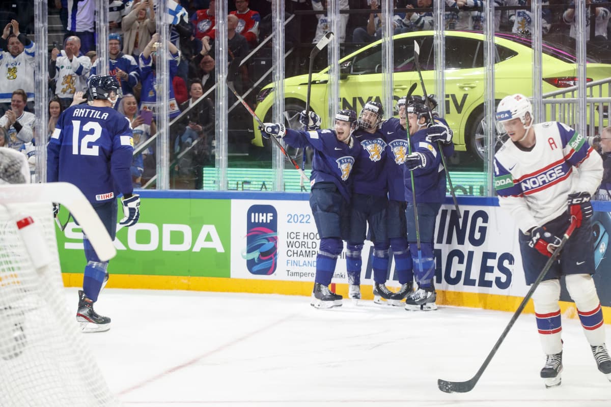 Leijonat juhlii kolmatta maalia Norjaa vastaan jääkiekon MM-kisojen avausottelussa 2022.