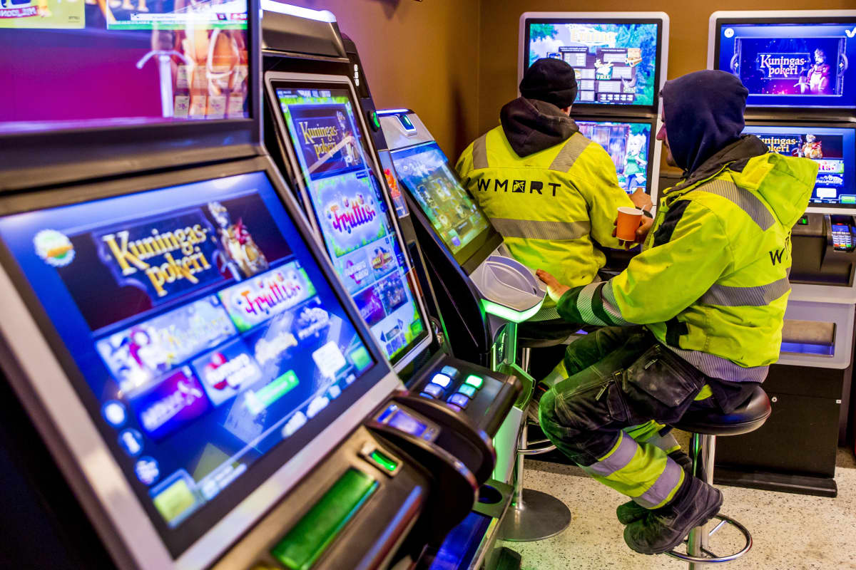 Rahapelien pelaamista "Pelaamossa", Helsingissä