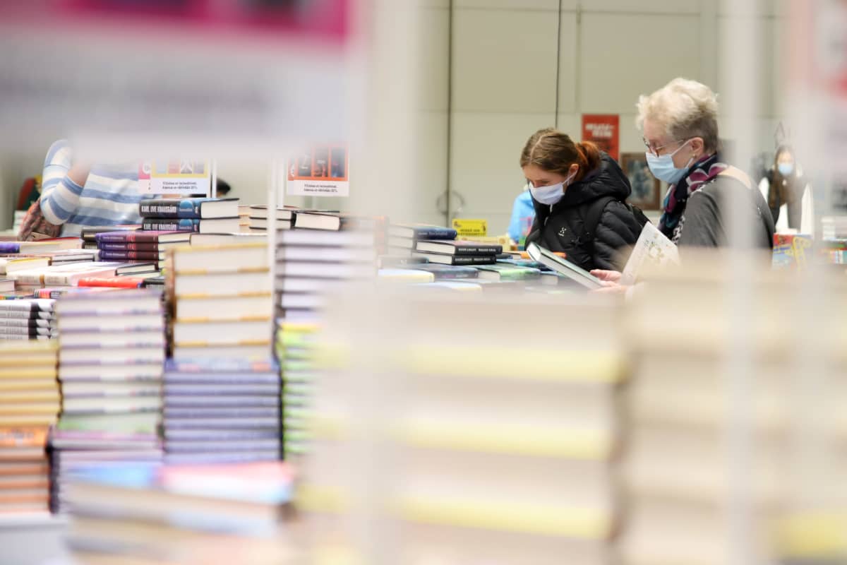 Ihmiset katselevat kirjoja myyntipisteillä Turun kirjamessuilla