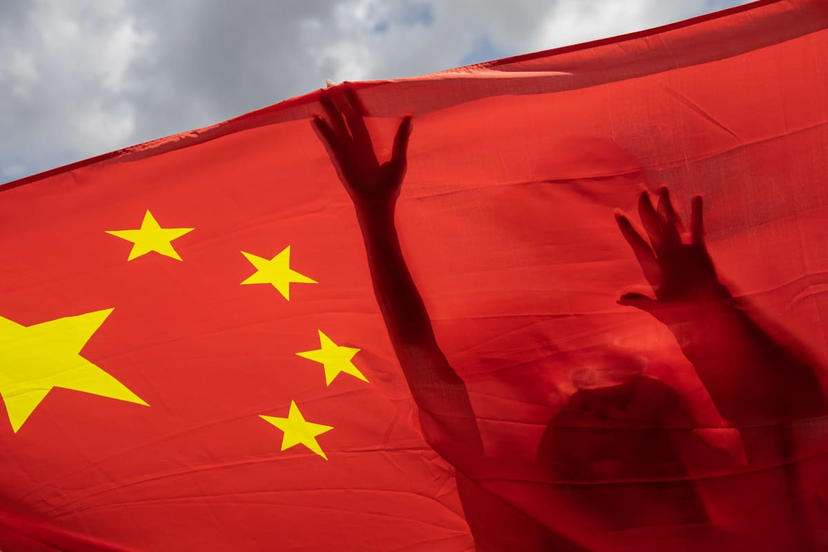 Keskushallinnon toimille myönteiset mielenosoittajat kannattelivat Kiinan lippua Hongkongissa 30. kesäkuuta 2020.