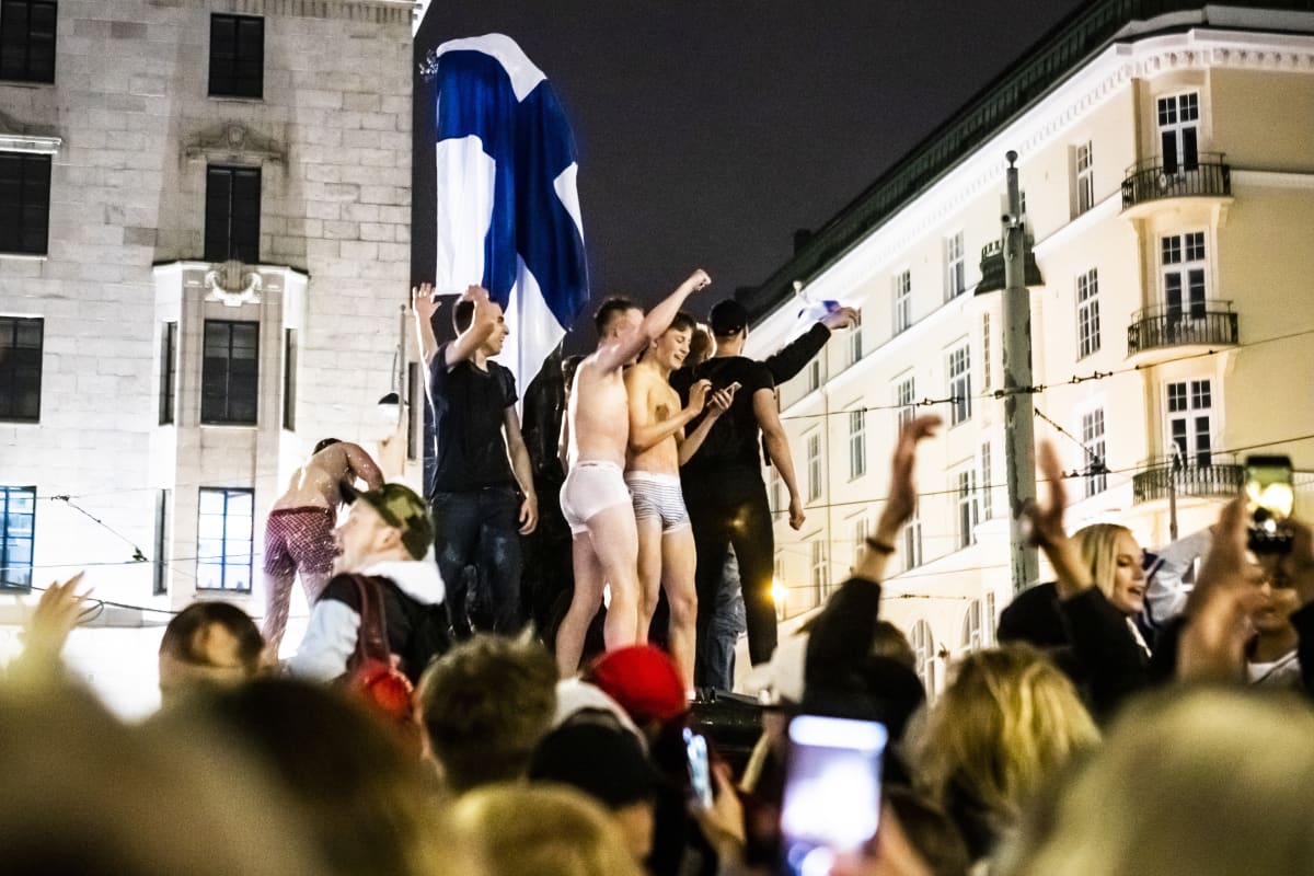 Kansa juhlii Helsingissä Havis Amandan patsaalla jääkiekon maailmanmestaruutta 27.5.2019.