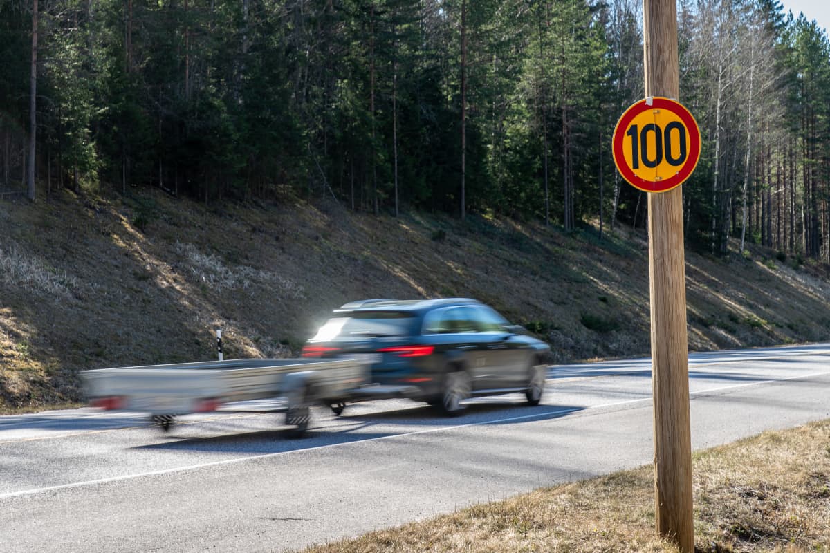 Kolme autoa ajautui tieltä samana iltapäivänä Etelä-Savossa – kahdessa  onnettomuudessa mukana peräkärry