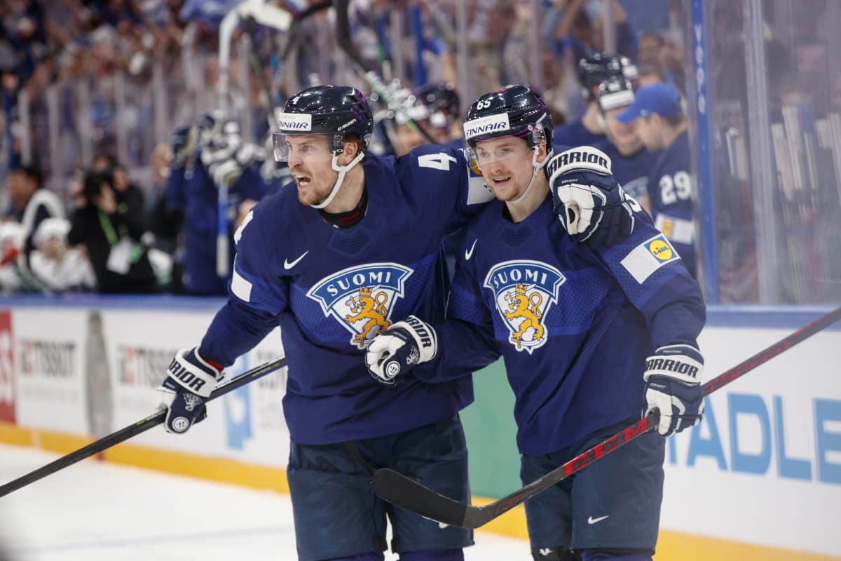 Mikko Lehtonen tuulettamassa maalia Sakari Mannisen kanssa.