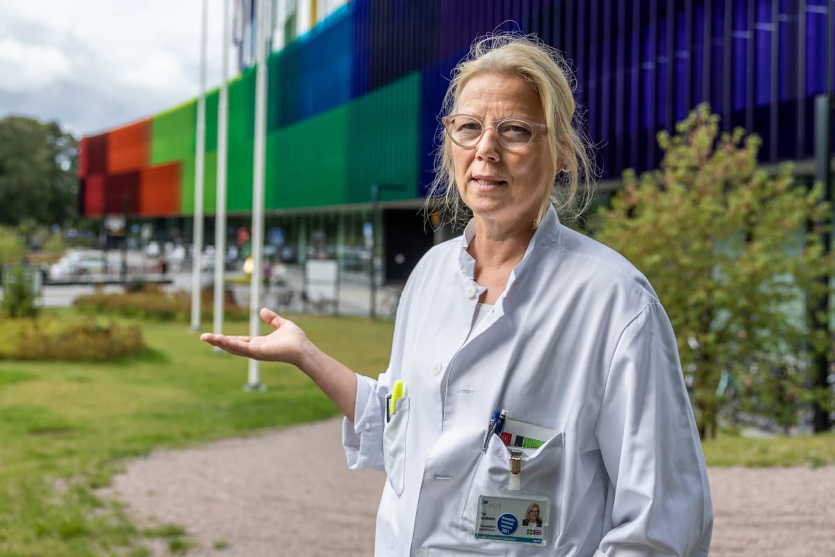 Tea Nieminen, lasten infektiolääkäri keskustelussa Uuden Lastensairaalan edessä