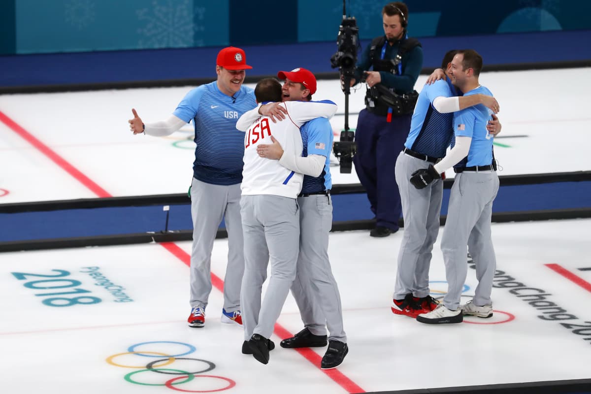USAn curling-joukkue juhlii Pyeongchangissa 2018.