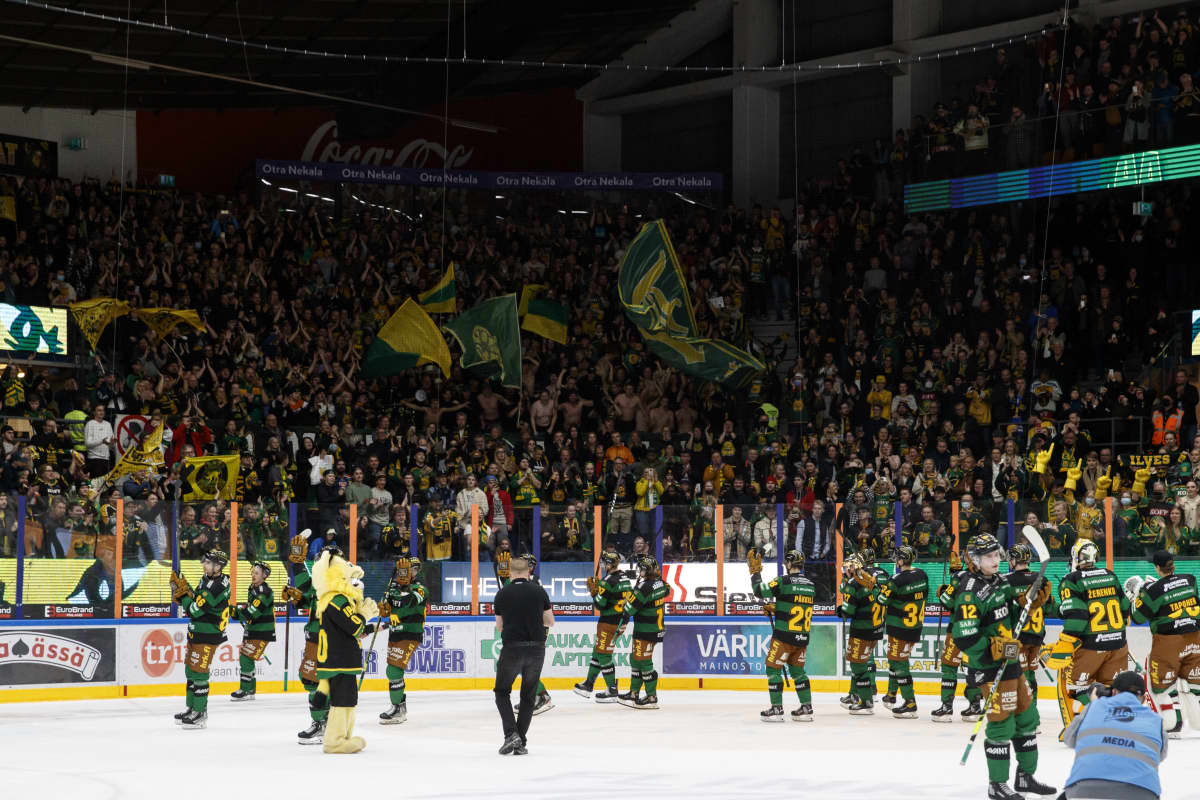 Ilveksen pelaajat kiittivät faneja Hakametsän jäähallin viimeisessä paikallisottelussa.