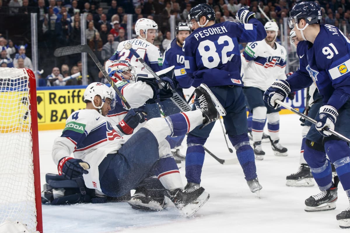 Yhdysvaltain Seth Jones lennähtää päin maalia.