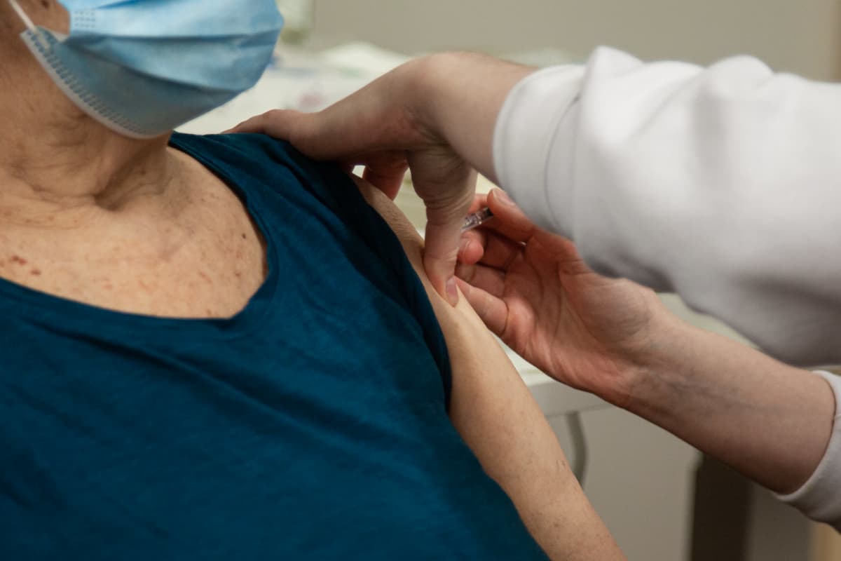 Iäkkäälle naiselle annetaan koronarokote 17.3.2021 Lappeenrannassa.