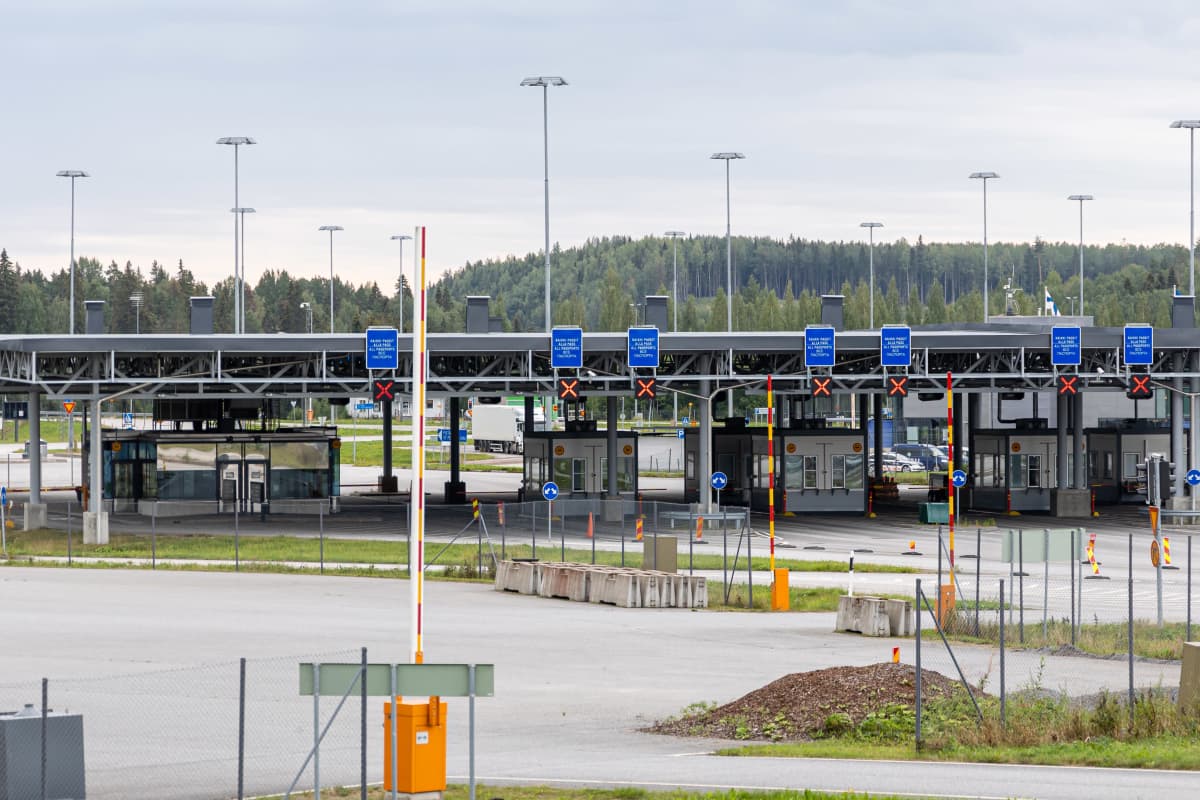 Nuijamaan raja-asemalla hiljaista lähtevien kaistoilla.
