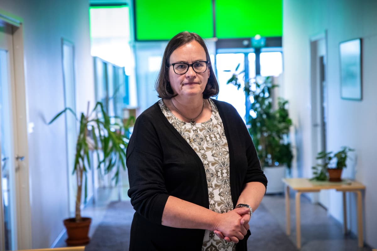Terveysjohtaja Eija Jestola seisoo Ylä-Savon soten toimistolla Iisalmessa.