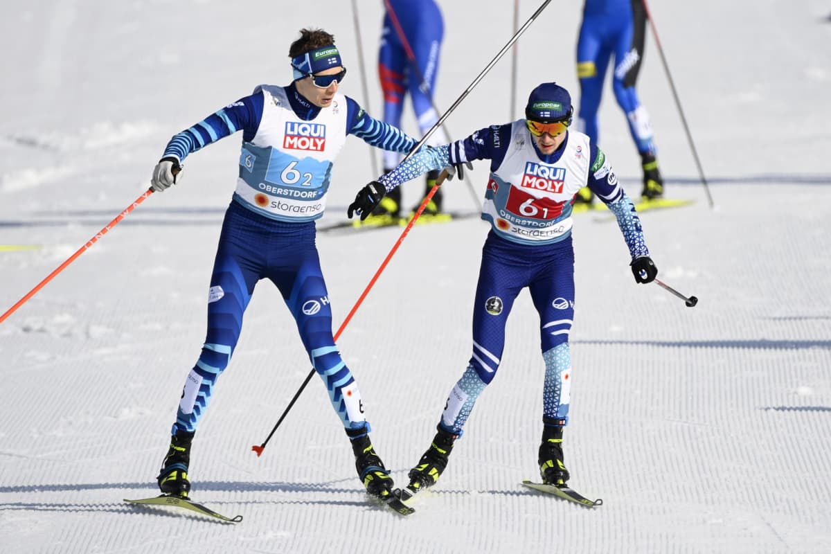Eero Hirvonen ja Ilkka Herola vaihtavat parikilpailussa.