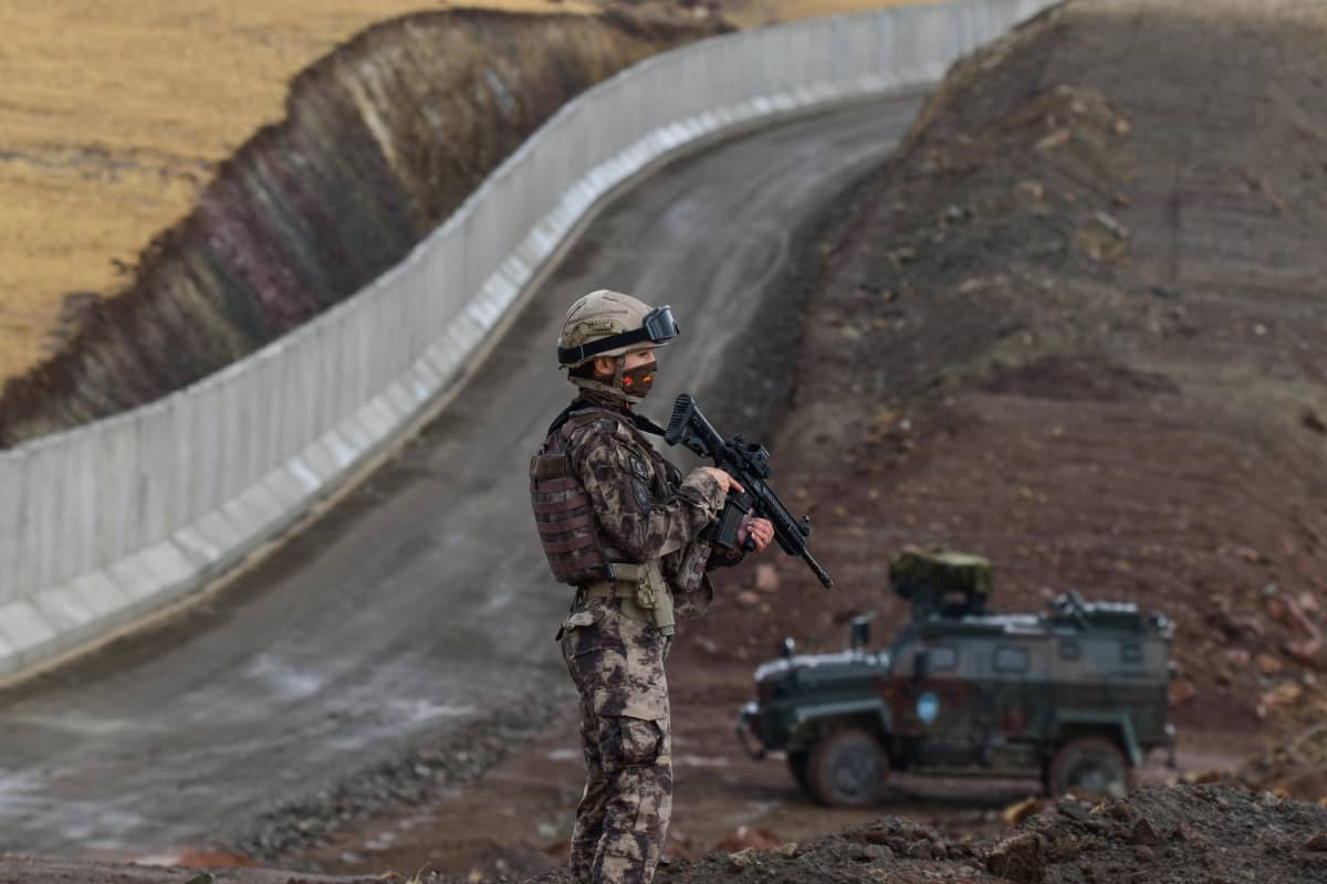 Turkkilainen sotilas Iranin vastaisella rajalla.