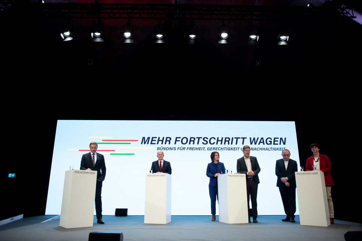 Saksan uusi hallitus lavalla, keskellä liittokansleri Olaf Scholz.