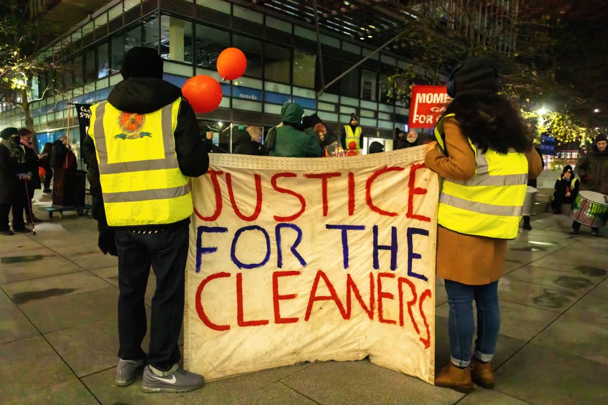 Mielenosoitus siivoojien oikeuksien puolesta Lontoossa marraskuussa 2021.