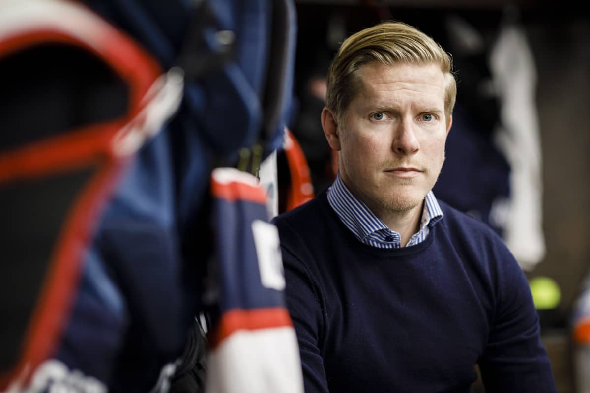 Tobias Salmelainen kuvattuna HIFK:n urheilujohtajana.