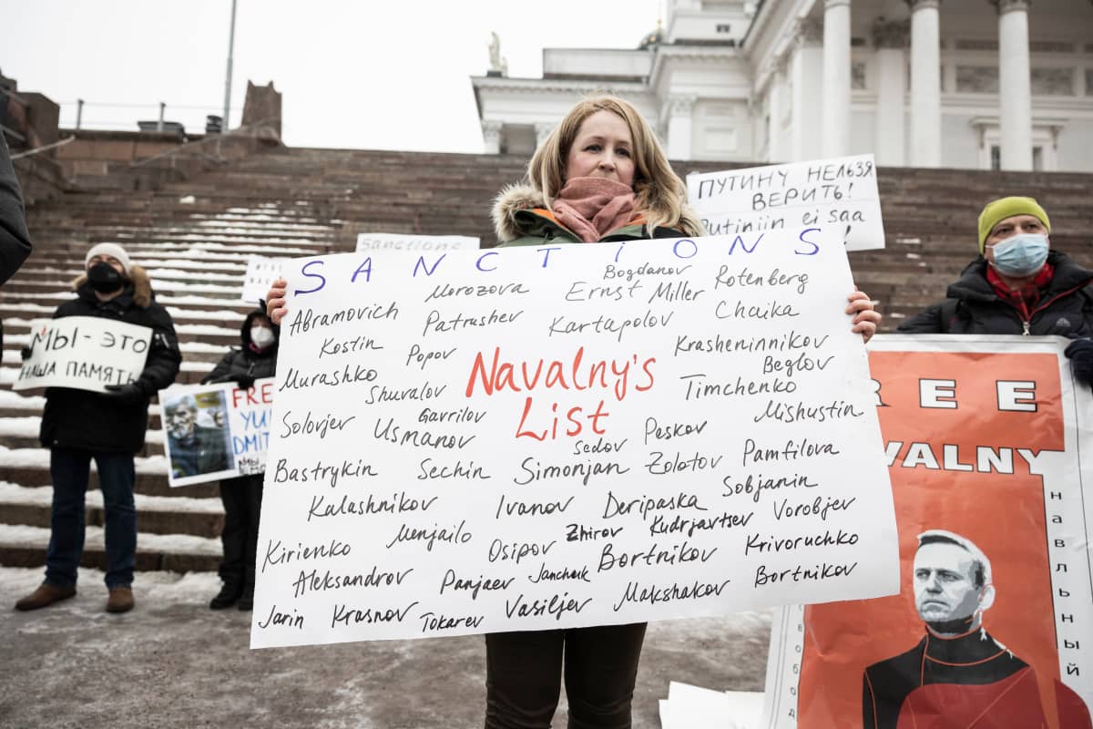 Aleksei Navalnyin vapauttamista vaativa mielenosoitus Helsingin Senaatintorilla 16.1.2022 Irina Vesikko.