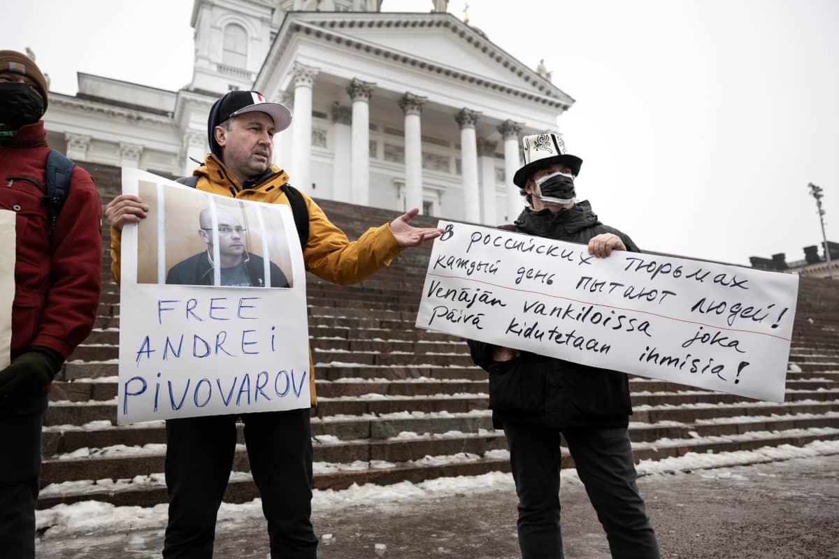 Aleksei Navalnyin vapauttamista vaativa mielenosoitus Helsingin Senaatintorilla 16.1.2022 Petr Rafimov ja Jukka Mallinen